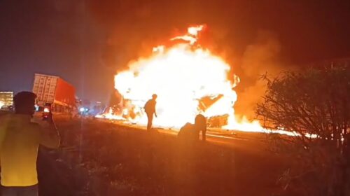 ভারতে বাস-ট্রাক সংঘর্ষে আগুন ধরে যায়।