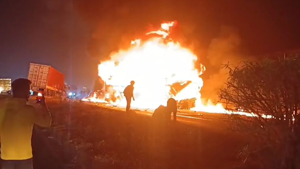 ভারতে বাস-ট্রাক সংঘর্ষে আগুন ধরে যায়।